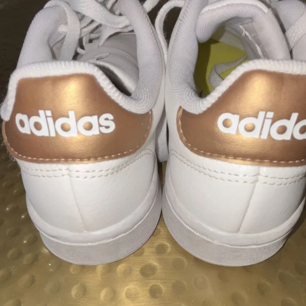 adidas Men’s White & Gold Solid Low Top Lace-Up Sneakers Gold Heel size 6